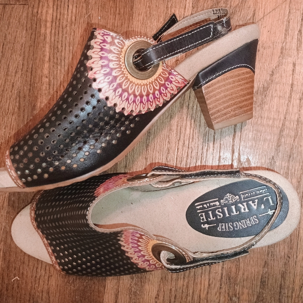 L'ATISTE Black and Tan Women's Mules with Artistic Design